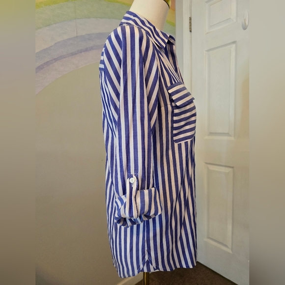 Express | XS | Blue & White Button Down - Picture 3 of 9